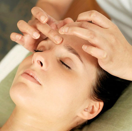 Cách massage bấm huyệt trị đau nửa đầu bên phải