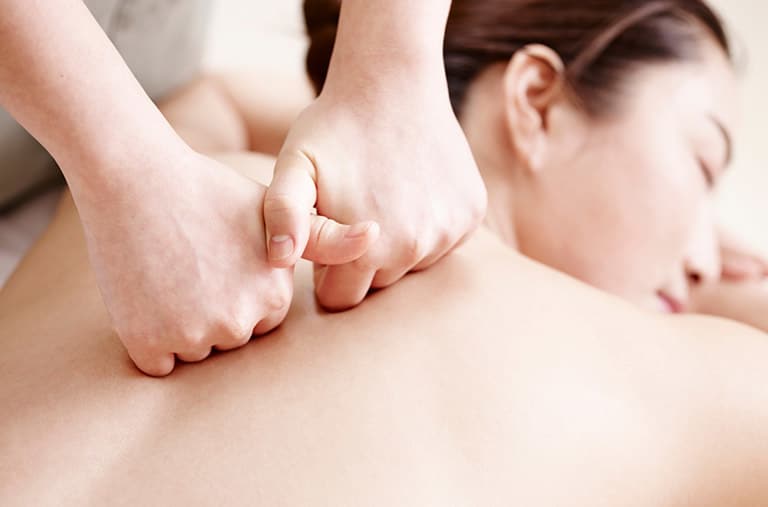 Giảm cơn đau lưng chỉ với 1 vài động tác massage đơn giản